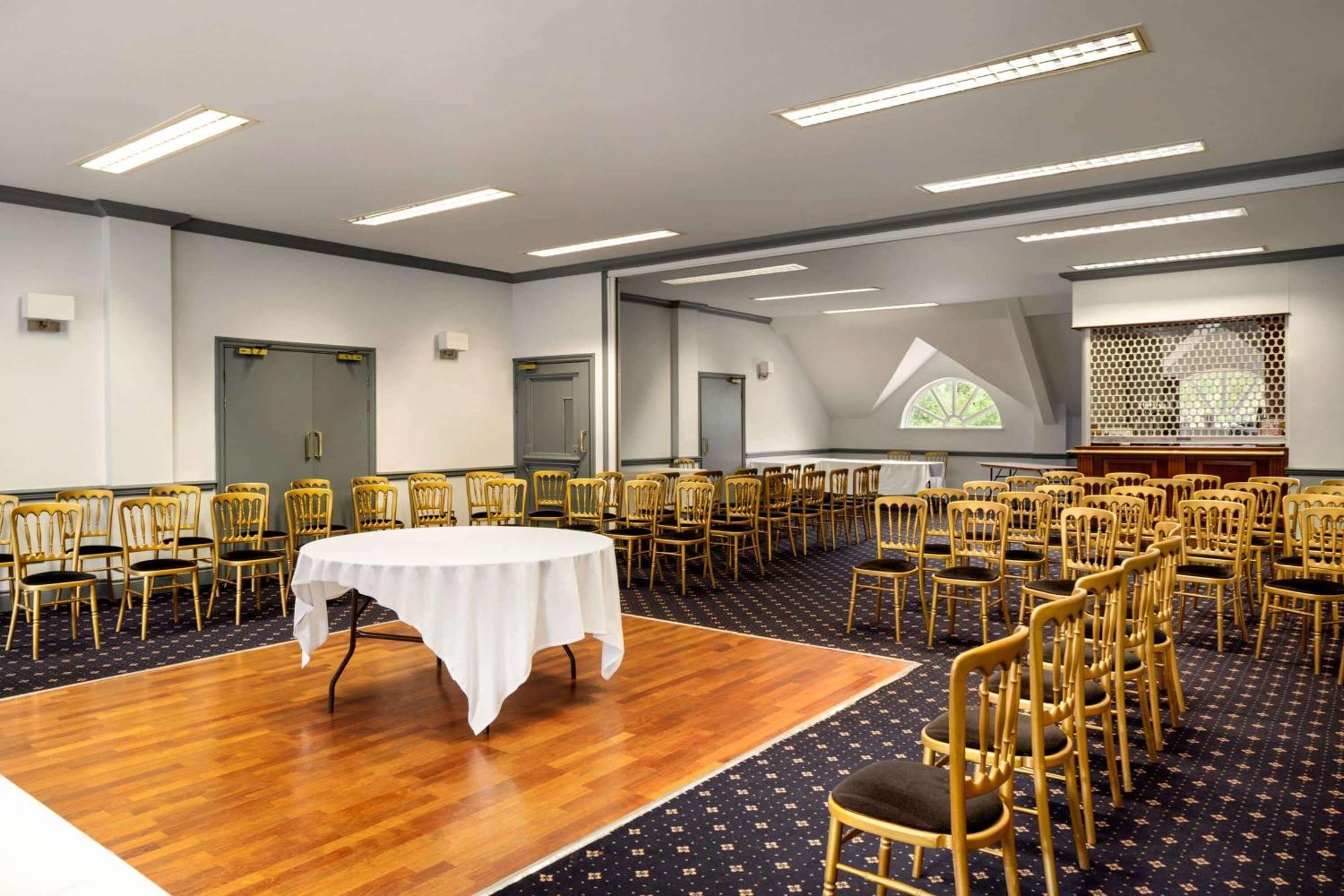 Heritage Park Pontypridd, Trademark Collection By Wyndham 3* Pontypridd